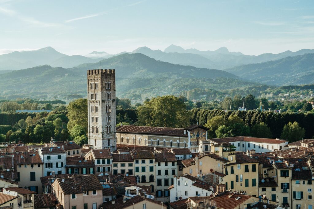 Lucca bij zonsopkomst – panoramisch uitzicht over de Toscaanse stad