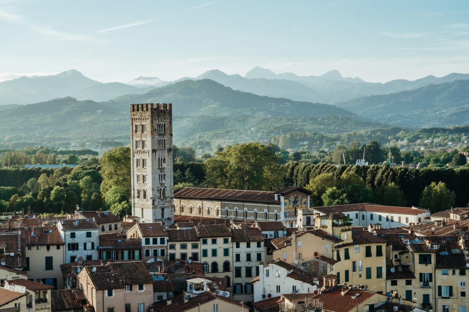 Lucca bij zonsopkomst – panoramisch uitzicht over de Toscaanse stad