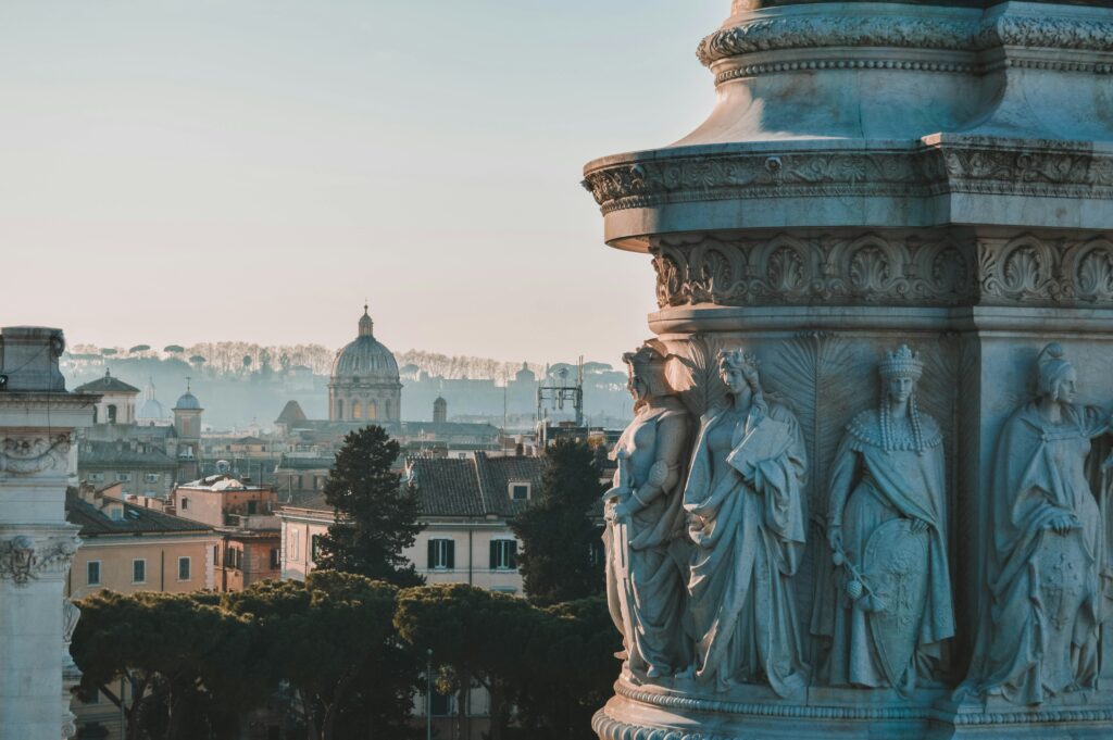 Het Colosseum in Rome tijdens golden hour met uitzicht op de historische ruïnes van het oude Rome.